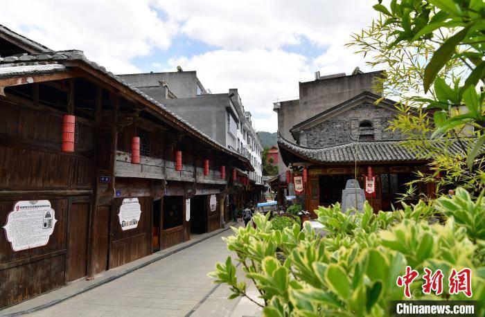 同款药为啥实体药店比网上下单贵？记者走访：比较常见